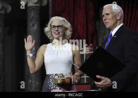 3 gennaio 2019 - Washington, Distretto di Columbia, Stati Uniti d'America - Senatore USA Kyrsten Sinema democratici di Arizona, è giurato in dal Vice Presidente Mike pence al Campidoglio di Washington il 3 gennaio 2019. (Credito Immagine: © Alex Edelman/ZUMA filo) Foto Stock