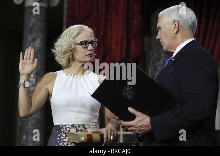 3 gennaio 2019 - Washington, Distretto di Columbia, Stati Uniti d'America - Senatore USA Kyrsten Sinema democratici di Arizona, è giurato in dal Vice Presidente Mike pence al Campidoglio di Washington il 3 gennaio 2019. (Credito Immagine: © Alex Edelman/ZUMA filo) Foto Stock