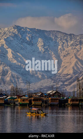 Un barcaiolo del Kashmir righe la sua barca durante una giornata di sole a Srinagar, Indiano Kashmir amministrato il 08 febbraio 2019. 8 febbraio, 2019. Credito: Muzamil Mattoo/IMAGESLIVE/ZUMA filo/Alamy Live News Foto Stock