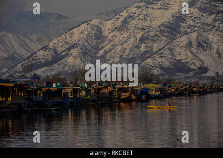 Un barcaiolo del Kashmir righe la sua barca durante una giornata di sole a Srinagar, Indiano Kashmir amministrato il 08 febbraio 2019. 8 febbraio, 2019. Credito: Muzamil Mattoo/IMAGESLIVE/ZUMA filo/Alamy Live News Foto Stock