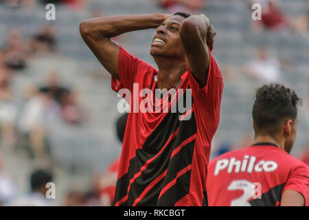 Curitiba, Brasile. 10 Febbraio, 2019. PR - Curitiba - 10/02/2019 - Paranaense 2019, atletico PR x Cianorte - Robson Bambu Atletico-PR player deplora opportunità perse durante il match contro Cianorte a Arena da Baixada Stadium per il 2019 stato campionato. Foto: Gabriel Machado/AGIF Credito: AGIF/Alamy Live News Foto Stock