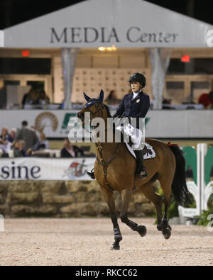 WELLINGTION, FL - 09 febbraio: sabato notte luci: Jessica Rae Springsteen (Bruce Springsteen figlia) partecipa nella classe 101 - FEI CSI5* $391,000 Fidelity Investments Grand Prix dove il vincitore è stato Martin Fuchs (Svizzera) il secondo posto è stato Kent Farrington (USA) e il terzo è stato Conor Swail (IRE). Il Winter Festival equestre (WEF) è il più grande e il più lungo in esecuzione hunter/ponticello evento equestre del mondo tenutosi presso il Palm Beach International centro equestre a febbraio 09, 2019 a Wellington, Florida. Persone: Jessica Rae Springsteen Credito: hoo-me.com/MediaPunch   ***Nessuna NY DAILIES* Foto Stock