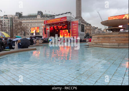 Londra, Regno Unito. 10 Febbraio, 2019. Vista di Trafalgar Square con la fontana in primo piano a Londra, Inghilterra, Regno Unito., durante il Capodanno cinese. Credito: Ian Laker/Alamy Live News. Foto Stock