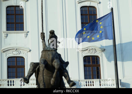 Bratislava, Slovacchia. 7 febbraio, 2019. Una bandiera dell'Unione europea viene visto presso il castello di Bratislava.Bratislava, la capitale della Slovacchia, è impostato lungo il Fiume Danubio dal confine con Austria e Ungheria. Con una popolazione di circa 425.000, è una delle più piccole capitali d'Europa ma ancora il paese più grande città. Credito: Omar Marques/SOPA Immagini/ZUMA filo/Alamy Live News Foto Stock