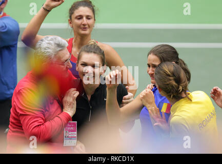 Ostrava, Repubblica Ceca. 10 Febbraio, 2019. Il rumeno tennista Simona Halep (centro) celerates una vittoria dopo la Fed Cup World Group, 1° round, tra Repubblica ceca e la Romania, in Ostrava, Repubblica Ceca, il 10 febbraio 2019. Credito: Petr Sznapka/CTK foto/Alamy Live News Foto Stock