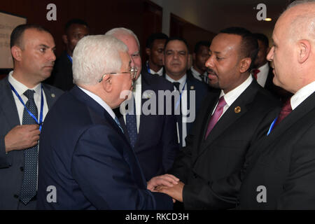 Addis Abeba, Etiopia ad Addis Abeba. 10 Febbraio, 2019. Il presidente palestinese Mahmoud Abbas (2nd-L) incontra etiope con il Primo Ministro Ahmed Abiy (2nd-R) nella capitale etiopica, Addis Abeba a margine del vertice dell Unione Africana nel febbraio 10, 2019 Credit: Thaer Ganaim APA/images/ZUMA filo/Alamy Live News Foto Stock