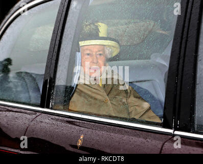 Sandringham, Norfolk, Regno Unito. 10 Febbraio, 2019. Sua Maestà la Regina Elisabetta II assiste la basilica di Santa Maria Maddalena in chiesa la domenica mattina, servizio in Sandringham, Norfolk, il 10 febbraio 2019. Credito: Paolo Marriott/Alamy Live News Foto Stock