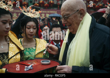 Milano, MI, Italia. 10 Febbraio, 2019. Mauro Boselli, la testa della camera della moda italiana visto eseguendo una tradizionale cerimonia con spazzole durante le celebrazioni.La comunità cinese di Milano festeggia il nuovo anno con cortei colorati, Golden Dragon Parade e il cinese la danza del leone. Secondo lo zodiaco cinese, il nuovo anno è dedicata al suino; così i banner e le carte raffiguranti il maiale decorata Via Sarpi e dintorni, noto anche come la Milano di Chinatown. Giuseppe Sala, Sindaco di Milano e di Mauro Boselli, la testa della camera della moda italiana ha partecipato anche alla e Foto Stock