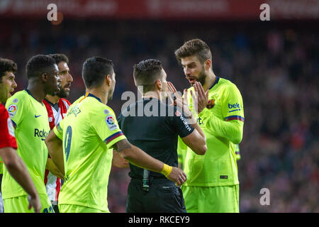 Bilbao, Spagna. 10 Febbraio, 2019. 10/02/2019. Bilbao, Pa's Vasco. San Mames. Liga Santander. Athletic Bilbao v FC Barcellona. FC Barcelona giocatori che circonda l'arbitro. Credito: Alvaro Campo/Alamy Live News Foto Stock