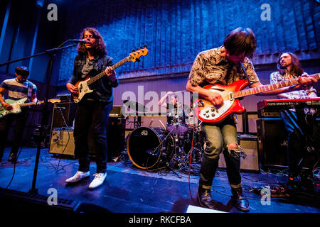 Cambridge, Regno Unito. Il 10 febbraio, 2019. American indie rock band Gringo Star esegue live a piani centro del campo in Eddington banda di supporto ...e saprete noi dal sentiero dei morti. Richard Etteridge / Alamy Live News Foto Stock