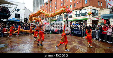 Birmingham, Regno Unito. 10 Feb 2019. 2019 Capodanno cinese del maiale festeggiamenti. Un drago di carta viene tenuto spesso come membri del team di Choy Lee Fut che esegue la danza Dragon che unisce colore e musica per creare una performance spettacolare per la folla riunita all'Arcadian Centre di Birmingham, Regno Unito il 09 febbraio 2019. Il drago è spesso guidato da una persona che tiene un oggetto sferico che rappresenta una perla. Foto Stock