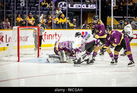 Nashville, Tennessee, Stati Uniti d'America. Il 10 febbraio, 2019. Kendall Coyne Schofield (26) del Minnesota Whitecaps e gli Stati Uniti prende un colpo su goaltender Nicole Hensley del Bufalo Beauts durante la Nazionale Femminile Hockey League All-Star Game domenica pomeriggio a Nashville, Tennessee, Stati Uniti d'America. Credito: Jim diamante/Alamy Live News Foto Stock