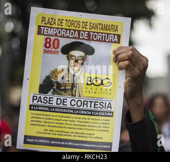 Febbraio 10, 2019 - Persone in attesa di poster alludendo contro la corrida stagione Credito: Daniel Garzon Herazo/ZUMA filo/Alamy Live News Foto Stock