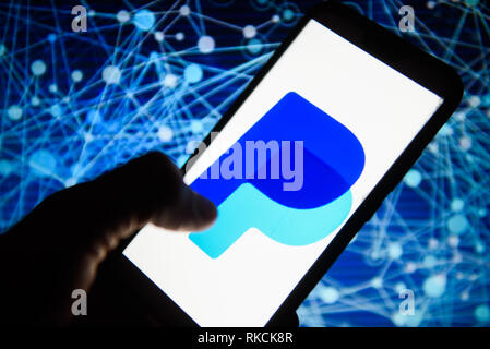 Il logo di Paypal è visibile su un telefono cellulare Android. Foto Stock