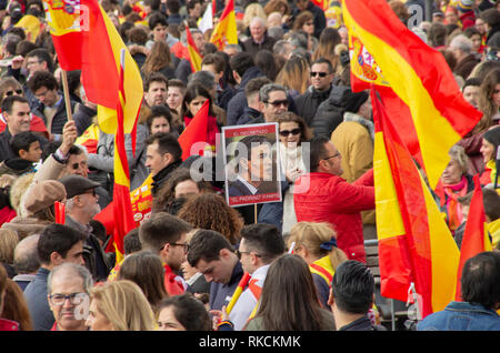 Un manifestante visto tenendo un cartello con una foto del presidente Pedro Sánchez dicendo il padrino: Parte 2 durante la protesta. Migliaia di cittadini spagnoli hanno protestato in Piazza Colon a Madrid contro il governo di Pedro Sánchez, chiedendo un'elezione. Foto Stock