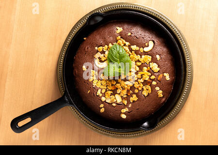 Concetto di cibo in casa Brownies cotti in ghisa skillet con spazio di copia Foto Stock