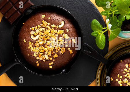 Concetto di cibo in casa Brownies cotti in ghisa skillet con spazio di copia Foto Stock