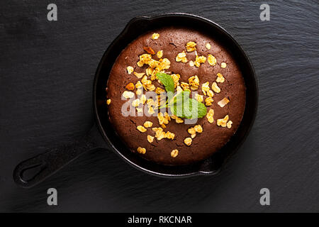 Concetto di cibo in casa Brownies cotti in ghisa skillet con spazio di copia Foto Stock