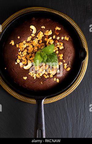 Concetto di cibo in casa Brownies cotti in ghisa skillet con spazio di copia Foto Stock