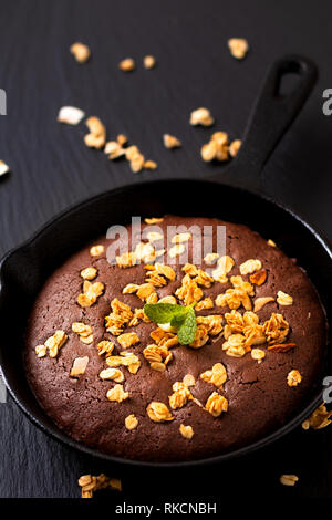 Concetto di cibo in casa Brownies cotti in ghisa skillet con spazio di copia Foto Stock