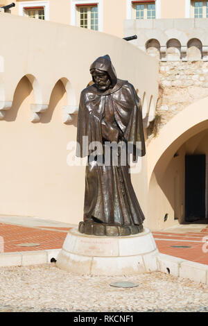 MONACO - 22 ottobre 2017: Statua di Francesco Grimaldi chiamato il Malizia ("l'astuzia') nella parte anteriore del Princes' Palace di Monaco. Foto Stock