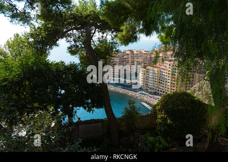 Bellissimo vedere attraverso il porto di Fontvieille nel Principato di Monaco Foto Stock