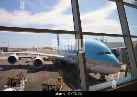 NEW YORK - Aprile 06, 2016: Korean Air A380 inserito nell'aeroporto JFK. Korean Air, è la più grande compagnia aerea in Corea del Sud basata sulle dimensioni della flotta, internazionale Foto Stock