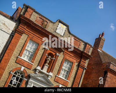 DEDHAM ESSEX, UK - 13 GIUGNO 2018: Sherman's Hall, una residenza di città di prima classe, con facciata georgiana, utilizzata come scuola fino al 1873 Foto Stock