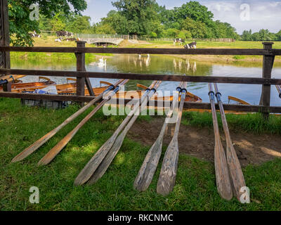 DEDHAM, ESSEX, UK - 13 GIUGNO 2018: Barche a remi sulle rive del fiume Stour Foto Stock