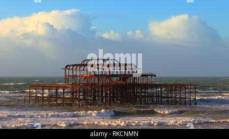 Brighton storico Molo Ovest al sole del mattino. Famoso punto di riferimento in Brighton e Hove, East Sussex, Regno Unito. Foto Stock