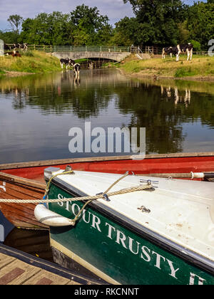 DEDHAM, ESSEX, UK - 13 GIUGNO 2018: Escursione in barca legata sul fiume Stour Foto Stock