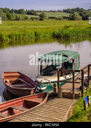 DEDHAM, ESSEX, UK - 13 GIUGNO 2018: Escursione in barca legata sul fiume Stour Foto Stock