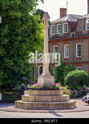 DEDHAM ESSEX, Regno Unito - 13 GIUGNO 2018: Memoriale di guerra nel centro del villaggio Foto Stock