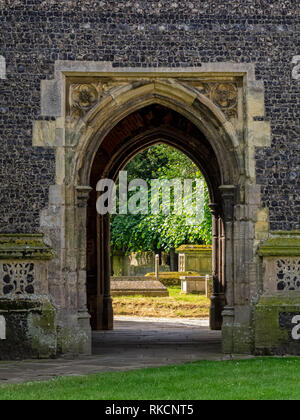 DEDHAM ESSEX, UK - 13 GIUGNO 2018: Vista attraverso l'arco alla base della Torre della Chiesa di Santa Maria fino al cimitero Foto Stock