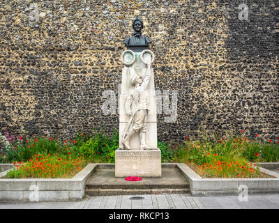 NORWICH, NORFOLK: Monumento a Edith Cavell, situato al di fuori della cattedrale (Scultore J. G. Gordon Munn) Foto Stock