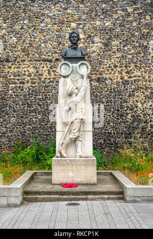 NORWICH, NORFOLK: Monumento a Edith Cavell, situato al di fuori della cattedrale (Scultore J. G. Gordon Munn) Foto Stock