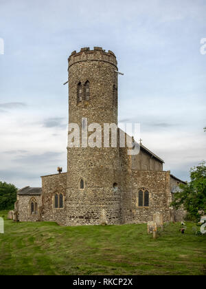 CROMER, NORFOLK, UK - 13 GIUGNO 2018: Vista esterna della Chiesa di Santa Maria a Roughton Foto Stock