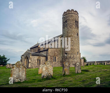 CROMER, NORFOLK, UK - 13 GIUGNO 2018: Vista esterna della Chiesa di Santa Maria a Roughton Foto Stock