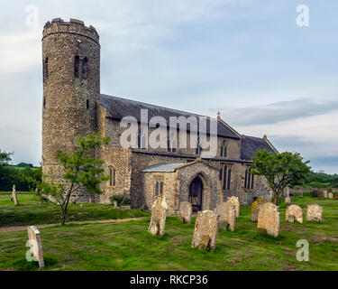 CROMER, NORFOLK, UK - 13 GIUGNO 2018: Vista esterna della Chiesa di Santa Maria a Roughton Foto Stock