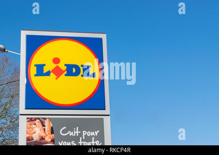 Wattrelos, Francia-gennaio 20,2019: Vista del supermercato Lidl logo.Lidl Stiftung & Co. KG è un tedesco globale sconto catena di supermercati. Foto Stock