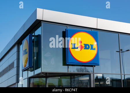 Wattrelos, Francia-gennaio 20,2019: Vista del supermercato Lidl e logo.Lidl Stiftung & Co. KG è un tedesco globale sconto catena di supermercati. Foto Stock