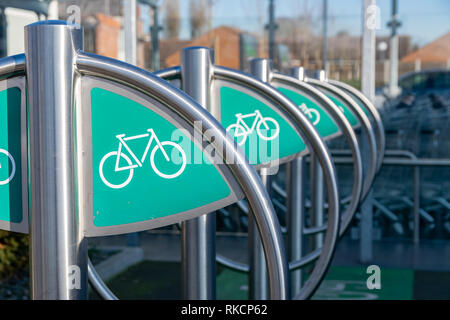 Wattrelos, Francia-gennaio 20,2019: parcheggio bici nel supermercato Lidl.Lidl Stiftung & Co. KG è un tedesco globale sconto catena di supermercati. Foto Stock