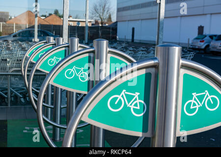 Wattrelos, Francia-gennaio 20,2019: parcheggio bici nel supermercato Lidl.Lidl Stiftung & Co. KG è un tedesco globale sconto catena di supermercati. Foto Stock