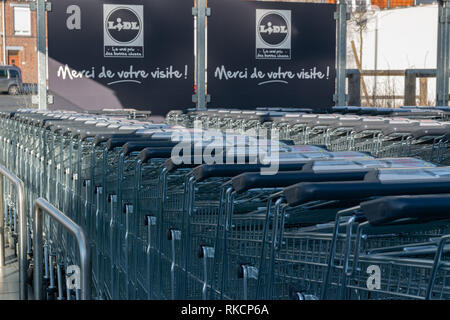 Wattrelos, Francia-gennaio 20,2019: Close-up shopping carrelli del supermercato Lidl.Lidl Stiftung & Co. KG è un tedesco globale sconto catena di supermercati. Foto Stock