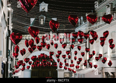 Mosca, Russia - 9 febbraio 2019. Passaggio Tretyakov decorata con palloncini in forma di cuori per il giorno di San Valentino- Stock Fotografia editoriale Foto Stock