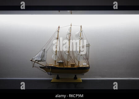 Barca a vela Modello fregata seduta sul display luci ripiano bianco nero elegante decorazione centrata Foto Stock