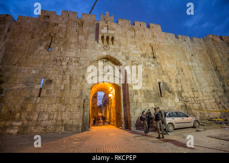 Il cancello dei leoni nel vecchio centro di Gerusalemme Foto Stock