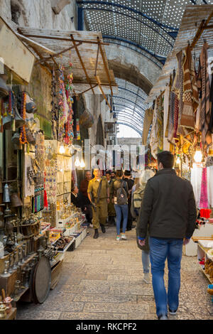 Piccola strada e bazar nel vecchio centro di Gerusalemme Foto Stock