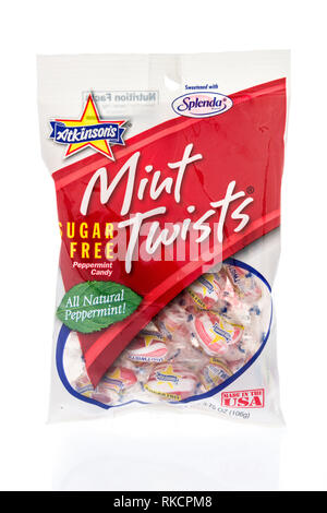 Winneconne, WI - 8 Febbraio 2019: un pacchetto di Atklinsons torsioni di menta piperita candy isolato su un background Foto Stock