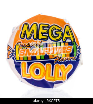 Winneconne, WI - 8 Febbraio 2019: un pacchetto di Mega tropical smarties pop per lecca-lecca isolato su un background Foto Stock
